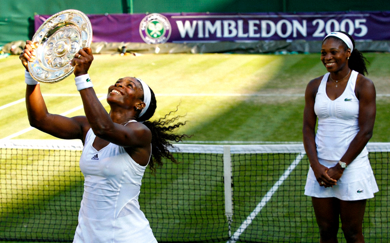 2005年温网女单决赛维纳斯·威廉姆斯夺冠 - 大威高举冠军奖杯，妹妹塞雷娜在一旁微笑