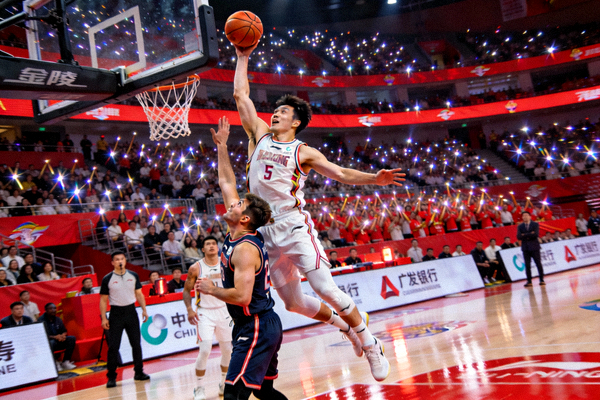 CBA总决赛G1精彩瞬间 - 张镇麟完成隔人暴扣，引爆全场