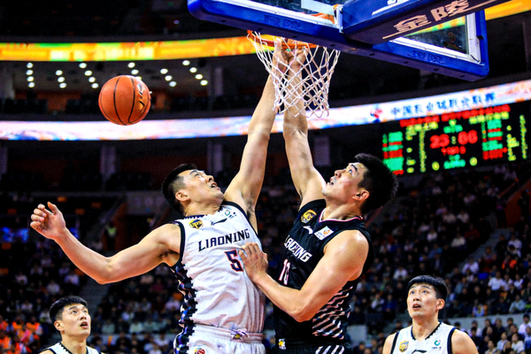 CBA总决赛G4精彩瞬间 - 韩德君与胡金秋篮下激烈卡位争夺篮板