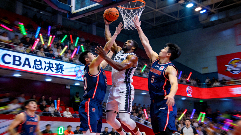 CBA总决赛激烈对抗：辽宁队球员在广东队防守下强行上篮，现场气氛紧张热烈
