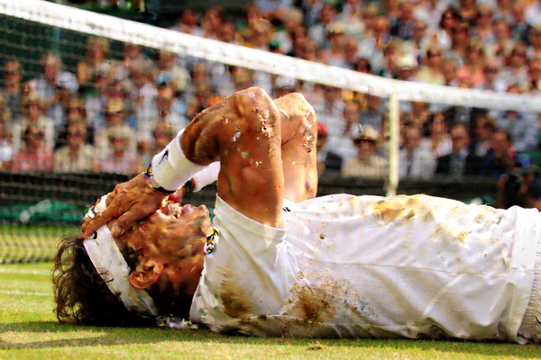 拉斐尔·纳达尔2008年温网夺冠后倒地庆祝 - 纳达尔仰面躺在草地上，双手掩面激动不已