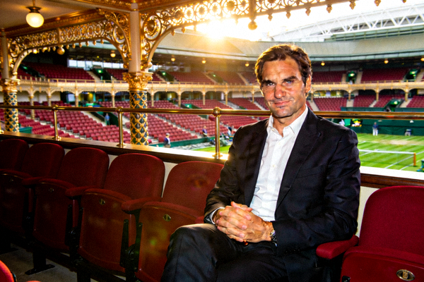 罗杰·费德勒坐在温网冠军包厢 - 2017年夺冠后身着西装优雅坐在皇家包厢