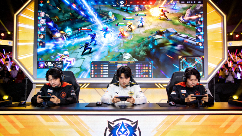 王者荣耀职业联赛总决赛现场：武汉eStarPro战队与重庆狼队选手在舞台上专注操作，大屏幕显示激烈团战画面