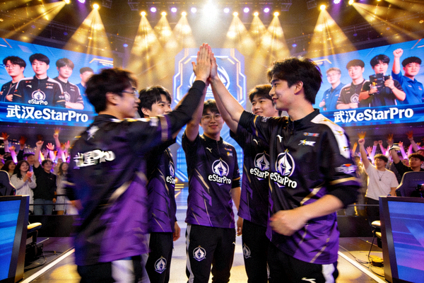 武汉eStarPro战队宣传照 - 选手们在赛场上击掌庆祝胜利的瞬间