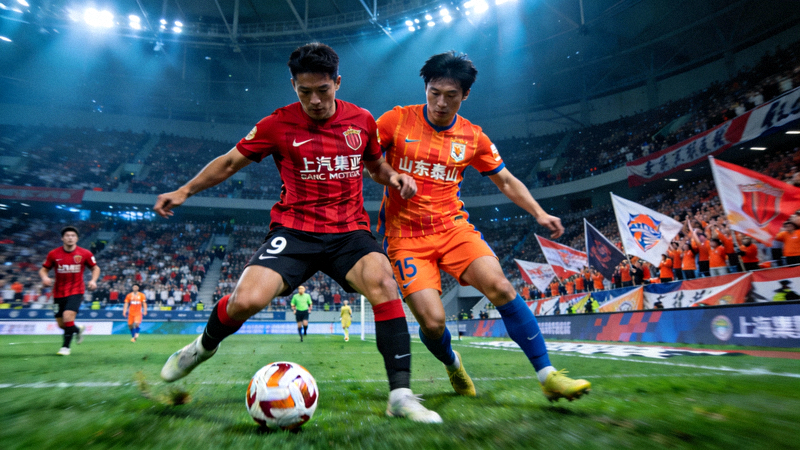 中超焦点战精彩瞬间：上海海港队与山东泰山队球员在绿茵场上激烈拼抢足球，观众席座无虚席